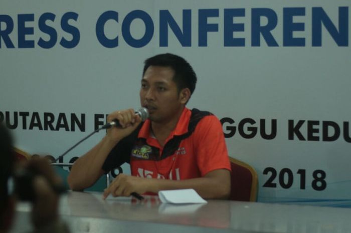 Asisten Pelatih Jakarta BNI Taplus, Wayan Windu Segara, saat memberikan keterangan pers usai timnya berlaga pada hari pertama putaran kedua Final Four Proliga 2018 yang digelar di GOR Sritex Arena, Solo, Jumat (6/4/2018).