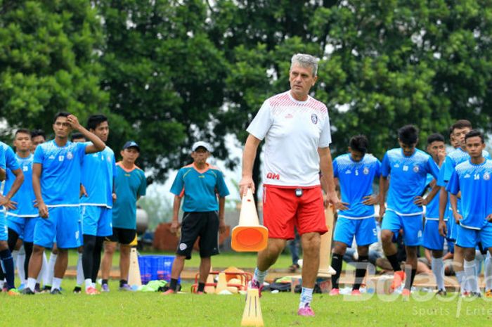 Dusan Momcilovic memimpin latihan para pemain Arema FC mengawali musim 2018.