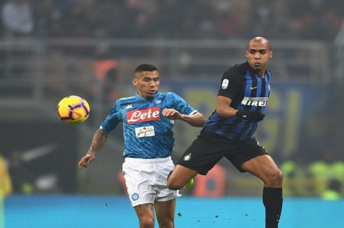 Gelandang Inter Milan, Joao Mario, berduel dengan pemain Napoli, Allan, dalam laga pekan ke-18 Liga Italia, di Stadion Giuseppe Meazza, Milan, Rabu (26/12/2018)