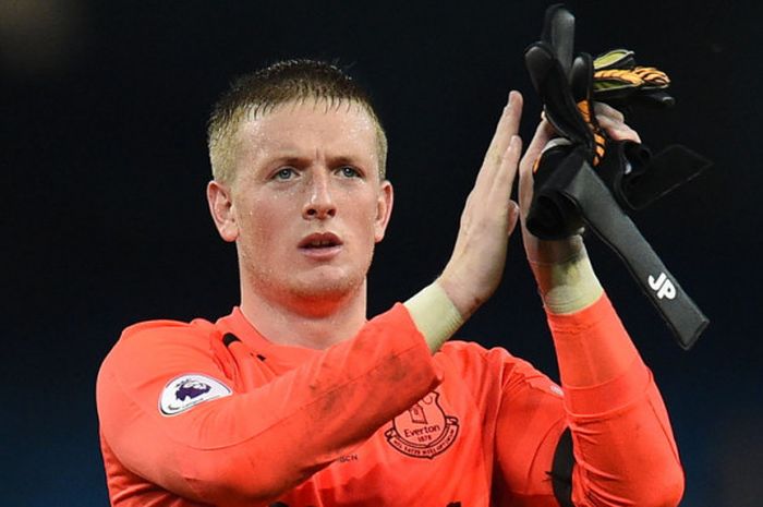 Kiper Everton, Jordan Pickford, saat menyapa fan seusai pertandingan Liga Inggris 2017-2018 menghadapi Manchester City di Stadion Etihad, Manchester, Inggris, pada 21 Agustus 2017.