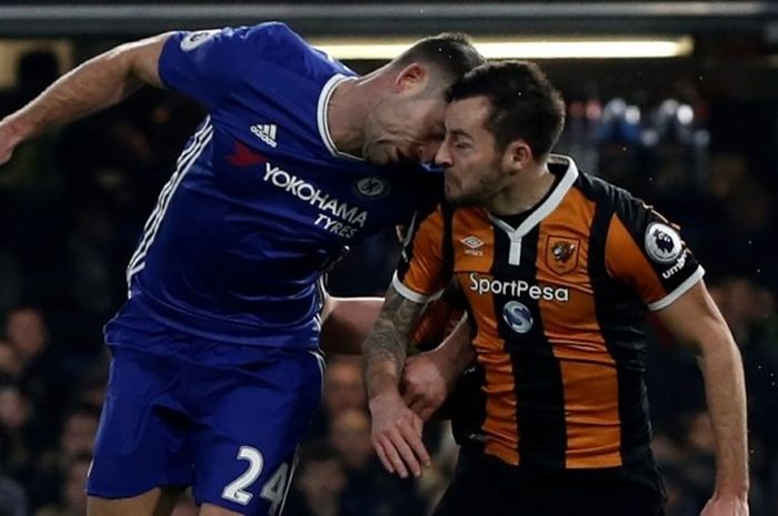 Bek Chelsea, Gary Cahill (kiri), berbenturan kepala dengan gelandang Hull City, Ryan Mason, dalam laga Premier League di Stadion Stamford Bridge, London, Inggris, 22 Januari 2017.