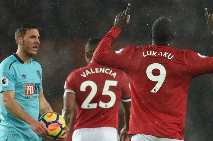 Striker Manchester United, Romelu Lukaku (kanan), merayakan gol yang dia cetak ke gawang Bournemouth dalam laga Liga Inggris di Stadion Old Trafford, Manchester, pada 13 Desember 2017.