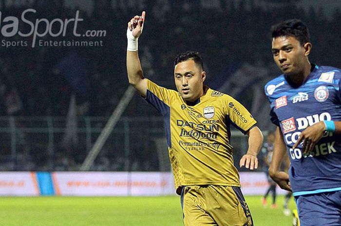 Gelandang Persib Bandung, Shohei Matsunaga (kiri), dan striker Arema FC, Dedi Setiawan, bersaing mengejar bola saat kedua tim tampil dalam laga pekan ke-19 Liga 1 di Stadion Kanjuruhan Malang, Jawa Timur, Sabtu (12/08/2017) malam.