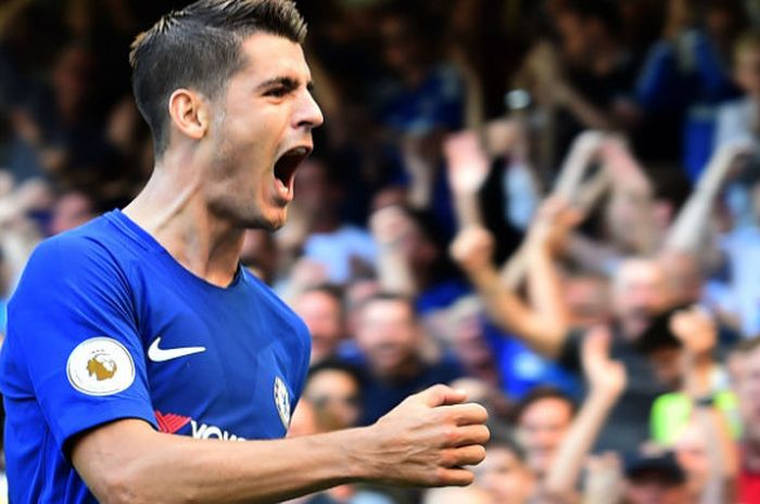 Striker Chelsea, Alvaro Morata, melakukan selebrasi seusai menjebol gawnag Everton dalam laga di Stamford Bridge, Minggu (27/8/2017)