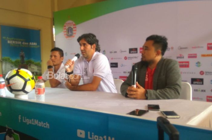 Pemain dan pelatih Persija Jakarta, Ismed Sofyan serta Stefano Cugurra saat memberikan keterangan pers di Stadion PTIK, Jakarta, Jumat (29/6/2018).