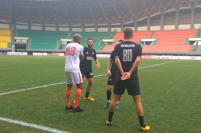 Penyerang Persija Jakarta, Reinaldo Elias da Costa, menghampiri mantan rekan-rekannya di PSM Makassar, Senin (14/8/2017).