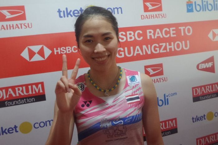      Pebulu tangkis tunggal putri Thailand, Ratchanok Intanon, berpose seusai memenangi laga perempat final Indonesia Masters 2018, di Istora Senayan, Jakarta, Jumat (26/1/2018).     