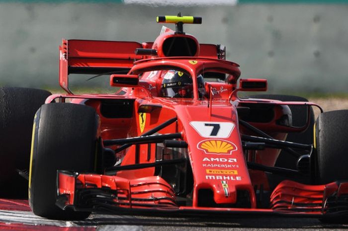 Pebalap F1 dari tim Ferrari, Kimi Raikkonen, beraksi di GP China, Minggu (15/4/2018).