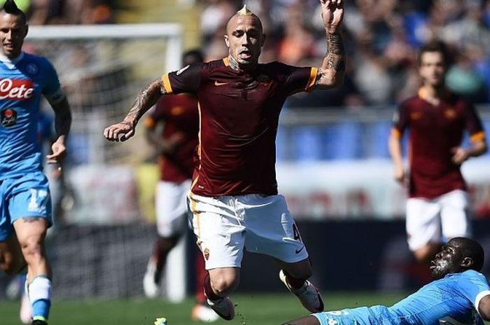 Aksi gelandang AS Roma, Radja Nainggolan (tengah), saat menghindari tekel bek Napoli, Kalidou Koulibaly, dalam laga Serie A di Olimpico, 25 April 2016.