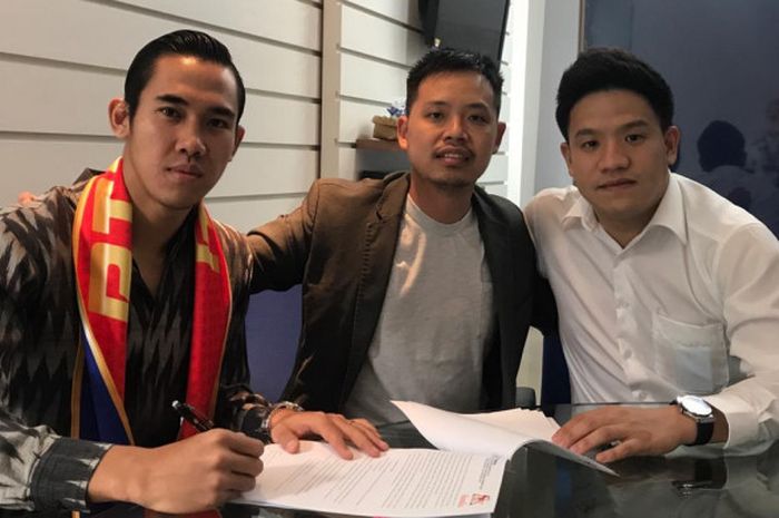 Bek tengah asal Indonesiam Ryuji Utomo, dengan didampingi agennya, Gabriel Budi, saat menandatangani kontrak dengan PTT Rayong pada awal musim 2018. 