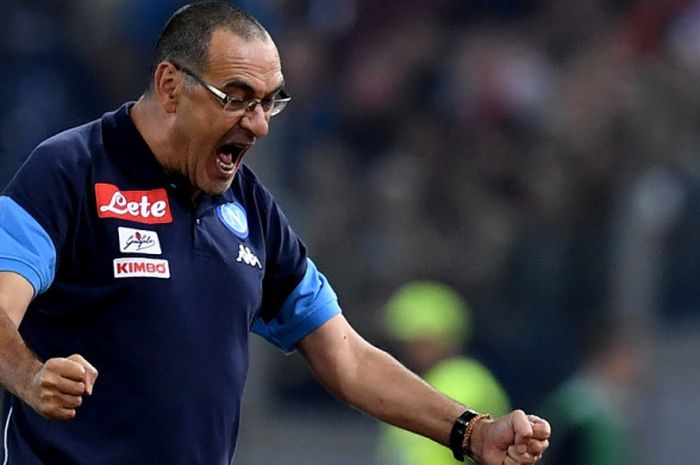 Ekspresi pelatih Napoli, Maurizio Sarri, merayakan kemenangan tim atas AS Roma dalam laga Liga Italia di Stadion Olimpico, Roma, 14 Oktober 2017.