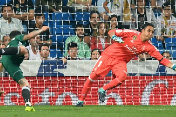 Striker Real Betis, Antonio Sanabria, mencetak gol tandukan ke gawang Real Madrid pada partai Liga Spanyol di Stadion Santiago Bernabeu, Kamis (21/9/2017) dini hari WIB.