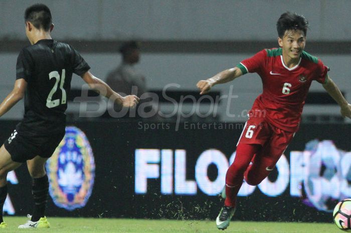 Pemain tim nasional U-19 Indonesia, Muhammad Iqbal, berhasil melewati pemain lawan dalam laga persahabatan kontra Thailand di Stadion Wibawa Mukti, Cikarang, Minggu (8/10/2017). 