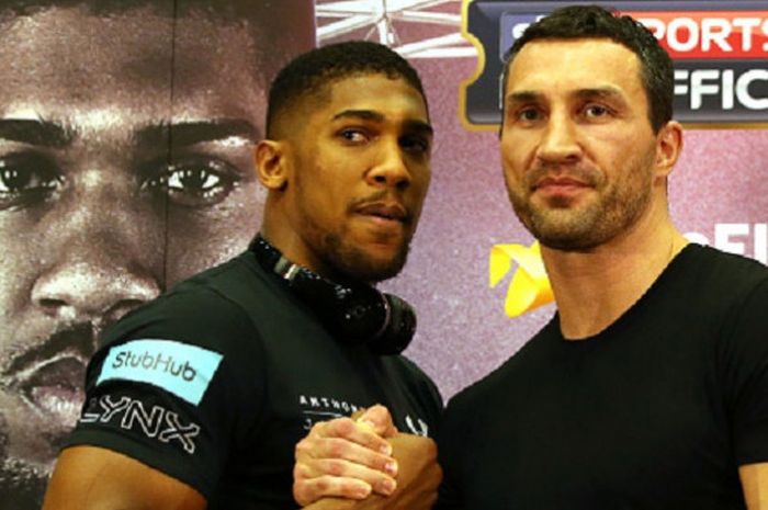 Anthony Joshua dan Wladimir Klitschko melakukan jumpa pers di Wembley pada 14 Desember 2016. 