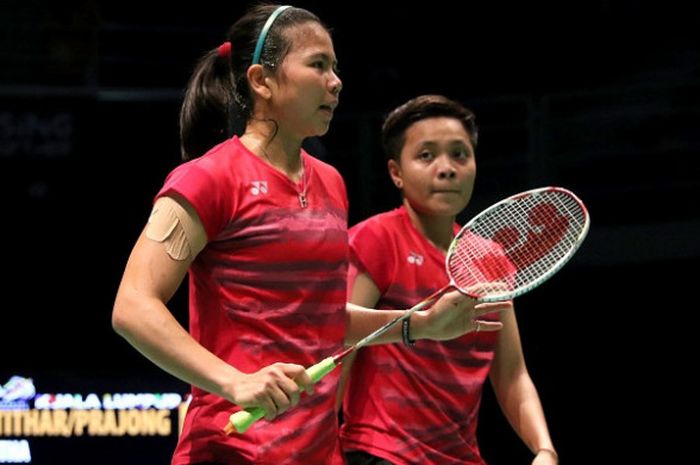 Pasangan ganda putri Indonesia, Greysia Polii (kiri) dan Apriani Rahayu, tampil dalam laga babak pertama perorangan SEA Games 2017 melawan Jongkolphan Kittiharakul/Rawinda Prajongjai (Thailand), di Axiata Arena, Kuala Lumpur, Malaysia, Sabtu (26/8/2017).