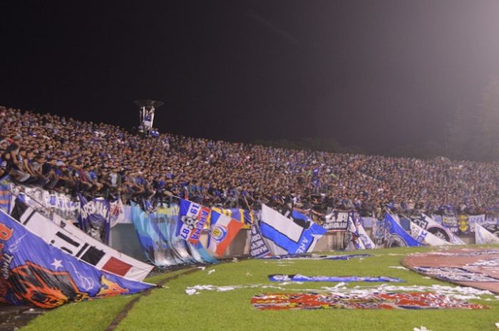 Aremania saat mendukung Arema FC melawan Sriwijaya FC di Stadion Manahan Solo, Minggu (4/2/2018)