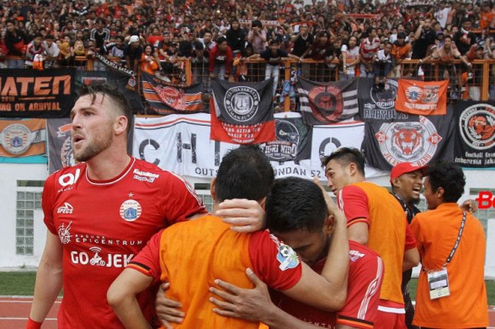   Selebrasi kemenangan Persija Jakarta atas Sriwijaya FC di Stadion Wibawa Mukti, Cikarang,  Sabtu (24/11/2018).   