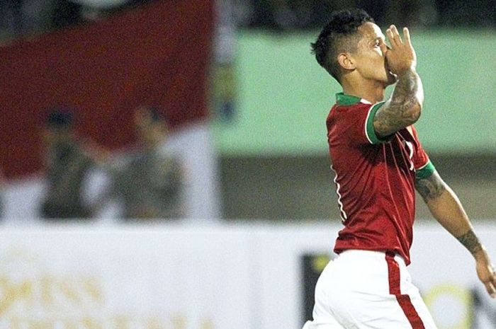 Striker timnas Indonesia, Irfan Bachdim, melakukan selebrasi usai mencetak gol ke gawang Malayisia dalam laga uji coba di Stadion Manahan, Solo, pada Selasa (6/9/2016).