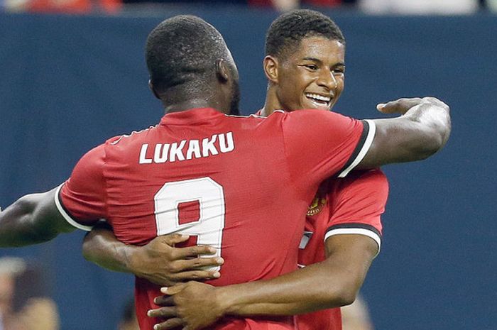 Penyerang Manchester United, Marcus Rashford, memeluk rekan setimnya, Romel Lukaku, saat melakukan selebrasi usai mencetak gol ke gawang Manchester City dalam laga International Champions Cup 2017 di Stadion NRG, Houston, Texas, pada 20 Juli 2017.