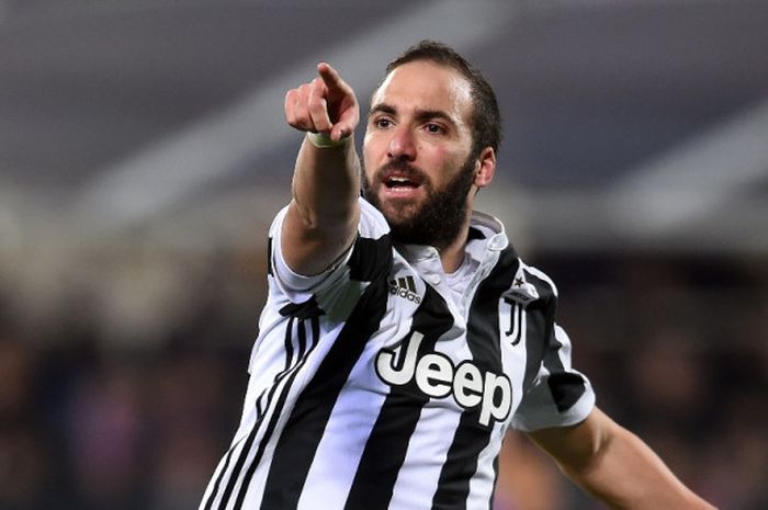    Striker Juventus, Gonzalo Higuain, merayakan gol yang dia cetak ke gawang Fiorentina dalam laga Liga Italia di Stadion Artemio Franchi, Florence, pada 9 Februari 2018.    