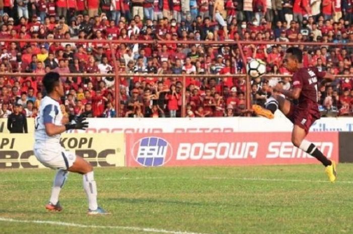 Striker PSM Makassar Muhammad Rahmat (kanan) beraksi.