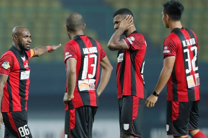 Kapten sekaligus penyerang Persipura, Boaz Solossa bersama empat rekan setimnya; Ian Kabes, Marinus Wanewar, dan Muhammad Tahir (kiri ke kanan) dalam laga Liga 1 musim 2017. 