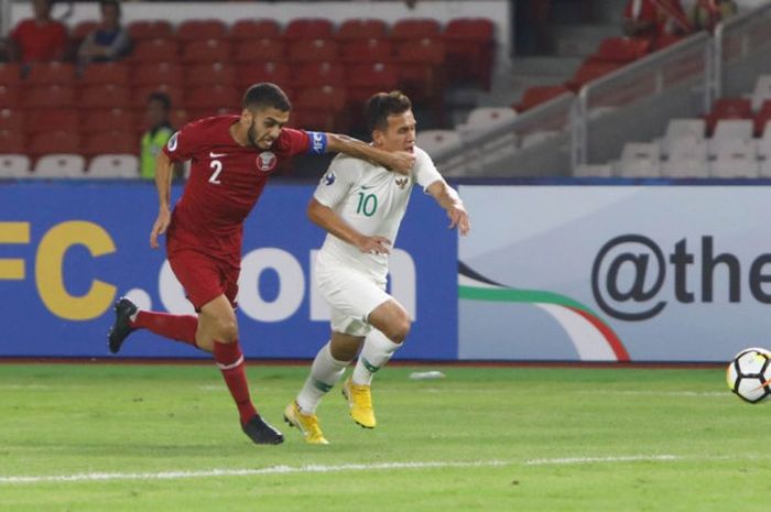  Penyerang timnas U-19 Indonesia, Egy Maulana Vikri, ditarik oleh pemain Qatar pada laga fase grup Piala Asia U-19 2018 di Stadion Utama Gelora Bung Karno, Jakarta, Minggu (21/10/2018). 