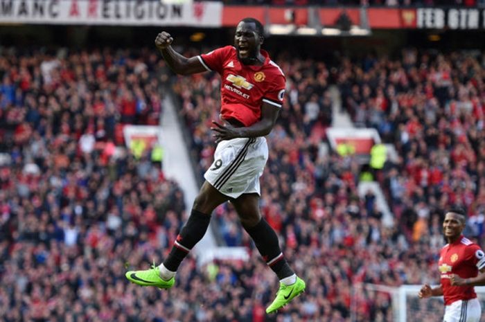 Striker Manchester United, Romelu Lukaku, merayakan gol yang dia cetak ke gawang Everton dalam laga Liga Inggris di Stadion Old Trafford, Manchester, pada 17 September 2017.