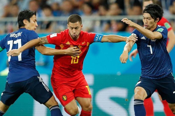  Gelandang Belgia, Eden Hazard, ditempel ketat oleh pemain Jepang, Makoto Hasebe (kiri) dan Gaku Shibasaki, dalam laga babak 16 besar Piala Dunia 2018 di Rostov Arena, Rostov-On-Don, Rusia pada 2 Juli 2018. 