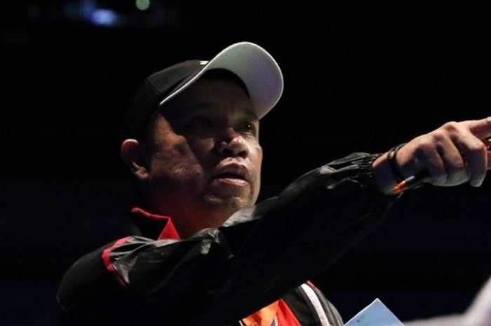 Pelatih ganda campuran nasional, Richard Mainaky, sedang memberikan pengarahan kepada pasangan Tontowi Ahmad/Liliyana Natsir pada babak semifinal Malaysia Terbuka di Malawati Stadium, Sabtu (9/4/2016).