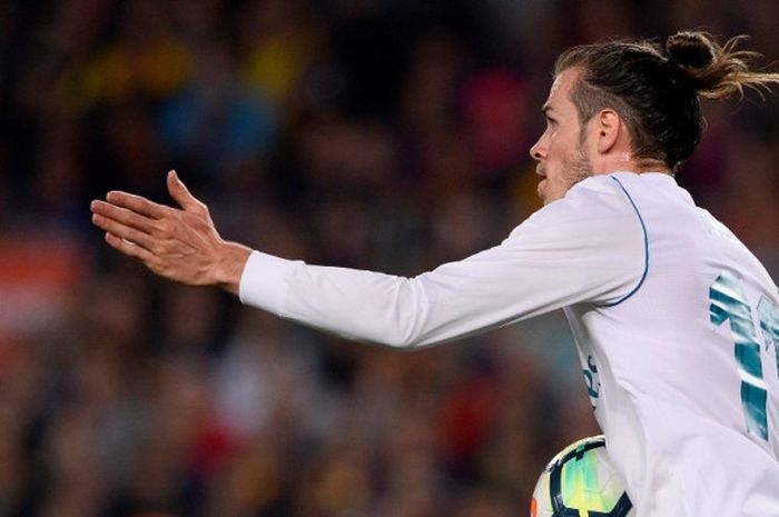   Penyerang Real Madrid, Gareth Bale, merayakan golnya ke gawang FC Barcelona dalam laga Liga Spanyol di Stadion Camp Nou, Barcelona pada 6 Mei 2018.  