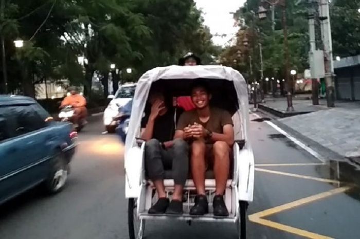 Hanif Sjahbandi dan Bagas Adi Nugroho saat mwngitari Kota Solo, Sabtu (3/2/2018).