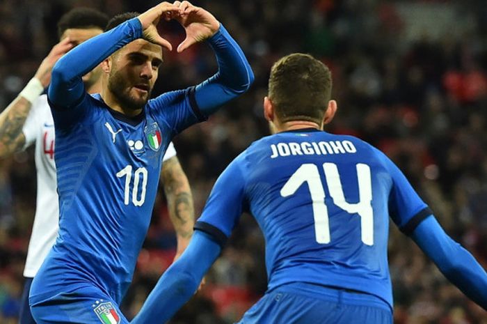 Selebrasi penyerang tim nasional Italia, Lorenzo Insigne (10), seusai berhasil mengeksekusi tendangan penalti ke gawang Inggris dalam laga uji coba di Stadion Wembley, London, Inggris, pada Selasa (27/3/2018).