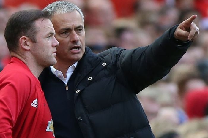 Jose Mourinho (kanan), memberikan instruksi kepada Wayne Rooney.