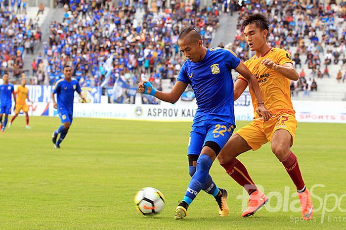 Gelandang Persiba Balikpapan, Siswanto (kiri), berebut bola dengan bek Sriwijaya FC, Zalnando, pada 