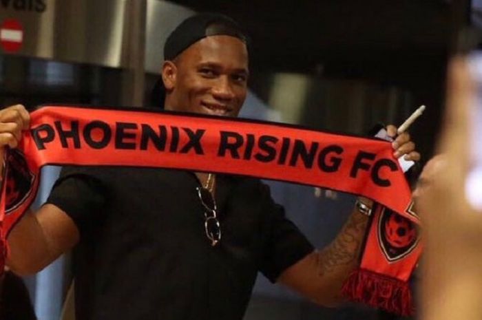 Pemain legenda Chelsea yang kini bergabung di klub Phoenix Rising, Didier Drogba, menunjukkan keahliannya mengeksekusi bola mati.