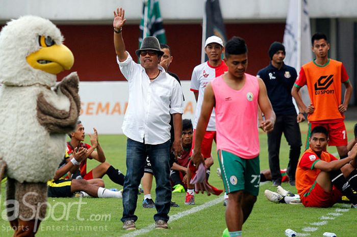 Pelatih Persibat Batang, Daniel Roekito, membalas sapaan pendukung PSS Sleman saat mengawal timnya melakoni laga lanjutan Liga 2 Grup 3 melawan tuan rumah PSS Sleman pada laga pekan ke-11 Liga 2 Grup 3 di Stadion Maguwoharjo, Sleman, pada 8 Agustus 2017.