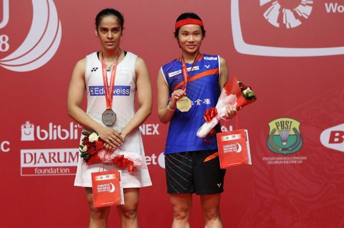  Pebulu tangkis tunggal putri Taiwan, Tai Tzu Ying (kanan), berpose dengan Saina Nehwal (India) setelah laga final Indonesia Masters 2018 di Istora Senayan, Jakarta, Minggu (28/1/2018). 