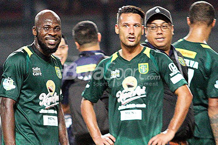          Pemain Persebaya Surabaya, OK Jhon (kiri) dan Raphael Maitimo (kanan),  usai menjalani debut bermain bersama Persebaya kontra PSMS Medan, Rabu (18/7/2018) di Gelora Bung Tomo Surabaya.         