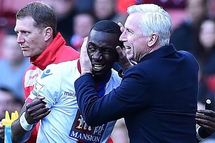 Pemain sayap Crystal Palace, Yannick Bolasie (tengah), merayakan gol ke gawang Arsenal bersama pelatihnya, Alan Pardew, dalam lanjutan Premier League di Stadion Emirates, Minggu (17/4/2016).