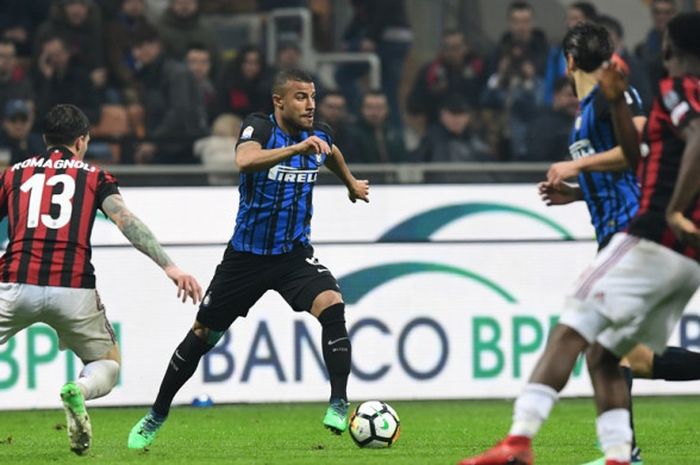 Gelandang Inter Milan, Rafinha (kedua dari kiri), beraksi dalam laga Liga Italia kontra AC Milan di Stadion San Siro, Milan pada 4 April 2018.