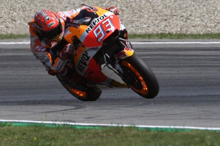 Pebalap Repsol Honda Team, Marc Marquez, menjalani sesi kualifikasi GP Ceska di Automotodrom Brno, Republik Ceska, pada Sabtu (5/8/2017).