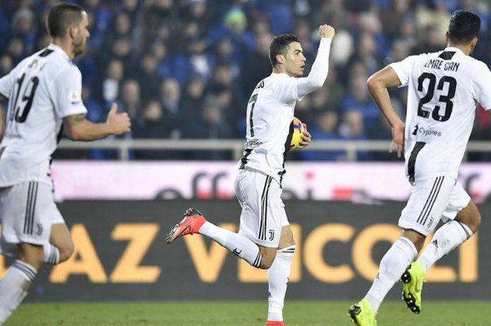 Megabintang Juventus, Cristiano Ronaldo (tengah), merayakan gol yang dicetak ke gawang Atalanta dalam laga Liga Italia di Stadion Atleti Azzurri d'Italia pada 26 Desember 2018.