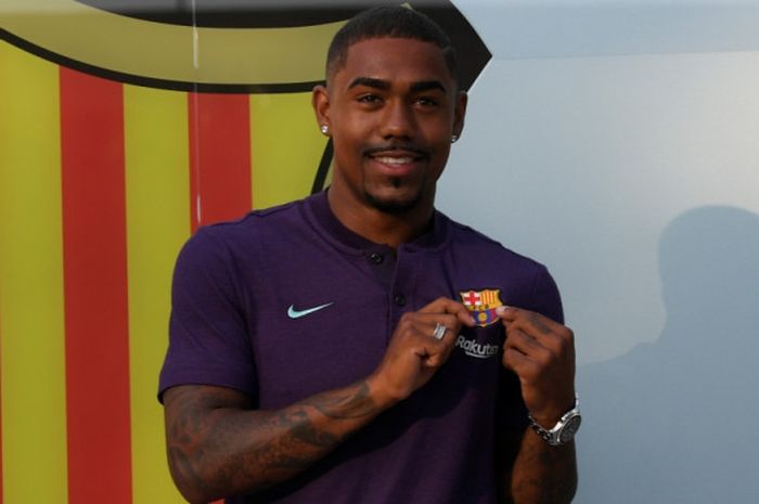 Malcom  Filipe Silva de Oliveira berpose saat diperkenalkan sebagai pemain FC Barcelona di Stadion Camp Nou, Barcelona, 24 Juli 2018.