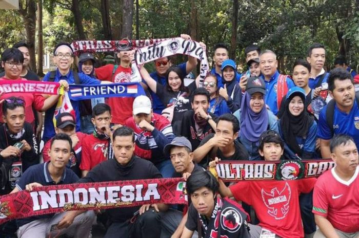 Pendukung timnas U-19 Indonesia dan timnas U-19 Thailand bersatu di luar SUGBK, Jakarta Pusat sebelum laga perempat final Piala Asia U-19 2018, Minggu (28/10/2018). 