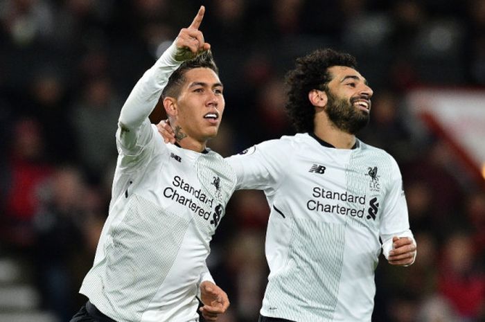 Pemain Liverpool FC, Roberto Firmino (kiri), merayakan golnya bersama Mohamed Salah dalam laga Liga Inggris kontra Bournemouth di Stadion Vitality, Bournemouth, pada 17 Desember 2017.