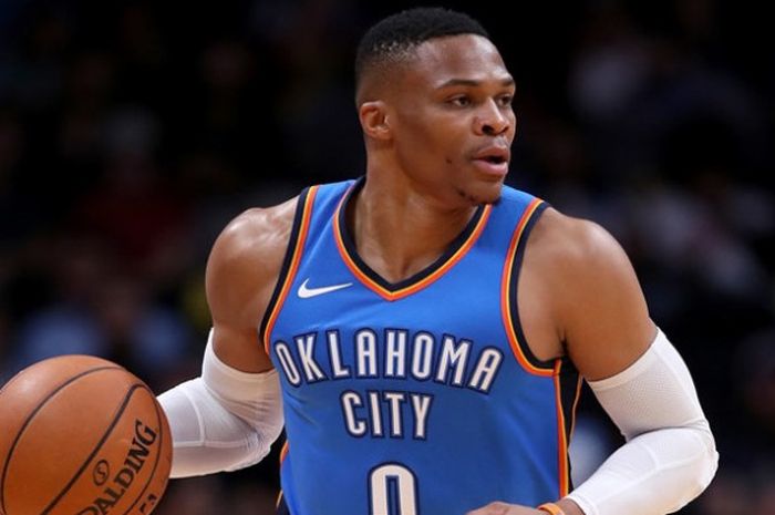 Pebasket bintang Oklahoma City Thunder, Russell Westbrook, mendribel bola saat menjalani laga melawan Denver Nuggets di Pepsi Center, Denver, Colorado, Amerika Serikat, Selasa (10/10/2017).