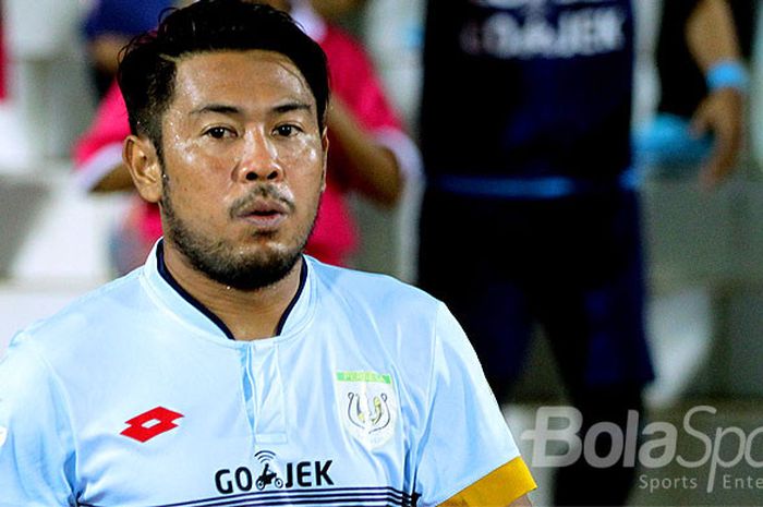 Pemain belakang Persela Lamongan, Edy Gunawan, memasuki lapangan menjelang laga melawan Arema FC pada pekan ke-24 Liga 1 di Stadion Kanjuruhan Malang, Jawa Timur, Sabtu (16/09/2017) malam.