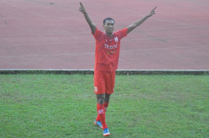 Striker Persis Solo, Johan Yoga Utama, saat merayakan golnya pada laga Persis Solo melawan PSPS Riau di Stadion Manahan Solo, Minggu (29/4/2018).