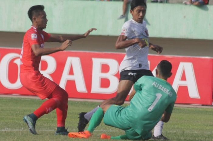 Kapten Cilegon United, Wahyu Korpriyana (jersey putih), saat berlaga melawan Persis Solo di  Stadion Manahan, Solo, Rabu (4/7/2018) sore WIB.